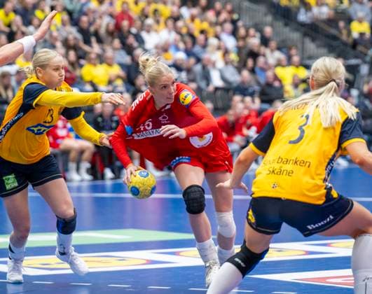 HALMSTAD 2025 11 22 Denmark s Julie Scaglione shoots a goal between Sweden s Emma Lindqvist and Nina Koppang during Saturday s international handball match between Sweden and Denmark at Halmstad Arena HALMSTAD SWEDEN x50090x  Copyright: xJohanxNilssonx xTTx HANDBALL SWEDEN-DENMARK