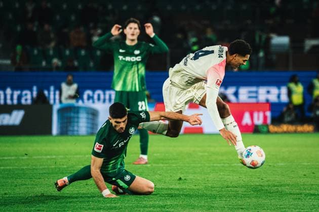 1 Bundesliga VfL Wolfsburg vs Bayer 04 Leverkusen, 22 11 2025 Martin Terrier Bayer 04 Leverkusen, 11 vs Konstantinos Koulierakis VfL Wolfsburg, 4 Football, 1 Bundesliga, Matchday 11 VfL Wolfsburg vs Bayer 04 Leverkusen on 22 11 2025 at the Volkswagen Arena, Wolfsburg DFL REGULATIONS PROHIBIT ANY USE OF PHOTOGRAPHS AS IMAGE SEQUENCES AND OR QUASI VIDEO Copyright: xBEAUTIFULxSPORTS Tonhäuserx