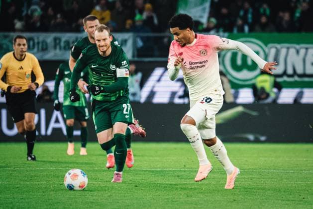 1 Bundesliga VfL Wolfsburg vs Bayer 04 Leverkusen, 22 11 2025 Malik Tillman Bayer 04 Leverkusen, 10 Soccer, 1 Bundesliga, 11 Matchday VfL Wolfsburg vs Bayer 04 Leverkusen on 22 11 2025 at the Volkswagen Arena, Wolfsburg DFL REGULATIONS PROHIBIT ANY USE OF PHOTOGRAPHS AS IMAGE SEQUENCES AND OR QUASI VIDEO Copyright: xBEAUTIFULxSPORTS Tonhäuserx