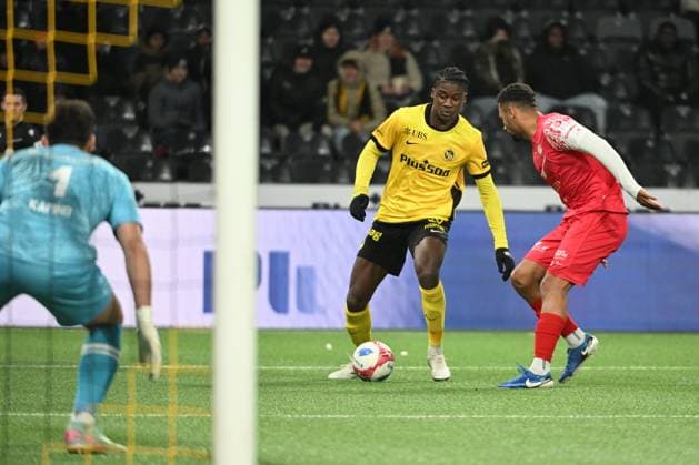 BERN, SWITZERLAND NOVEMBER 22 Chris Bedia of Young Boys c against during Marvin Martins of Winterthur r the Swiss Super League match between BSC Young Boys and FC Winterthur at Stadion Wankdorf on November 22, 2025 in Bern, Switzerland Bern Stadion Wankdorf Bern Switzerland Copyright: xJustPictures.ch ManuelxWinterbergerx jp-en-EuSpIm-MWI_5623