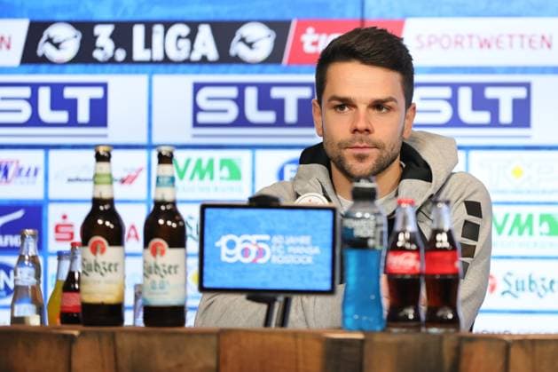 22 11 2025, Soccer, Men, 15 Matchday Third Division 3 League Season 2025 2026 FC Hansa Rostock FC Schweinfurt 05 Coach Victor Kleinhenz FC Schweinfurt 05 at the press conference after the match, single photo Rostock Ostseestadion Mecklenburg Vorpommern Germany