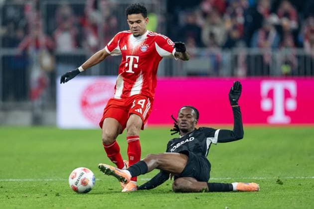 Fight for the ball duel between Luis Diaz FC Bayern Muenchen, 14 and Jordy Makengo SC Freiburg, 33 GER, FC Bayern Muenchen vs SC Freiburg, Football, Bundesliga, Matchday 11, Season 2025 2026, 22 11 2025 DFL DFB REGULATIONS PROHIBIT ANY USE OF PHOTOGRAPHS as IMAGE SEQUENCES and or QUASI VIDEO GER, FC Bayern Muenchen vs SC Freiburg, Football, Bundesliga, Matchday 11, Season 2025 2026, 22 11 2025 Muenchen Copyright: xEibner-Pressefoto HeikexFeinerx EP_HFR