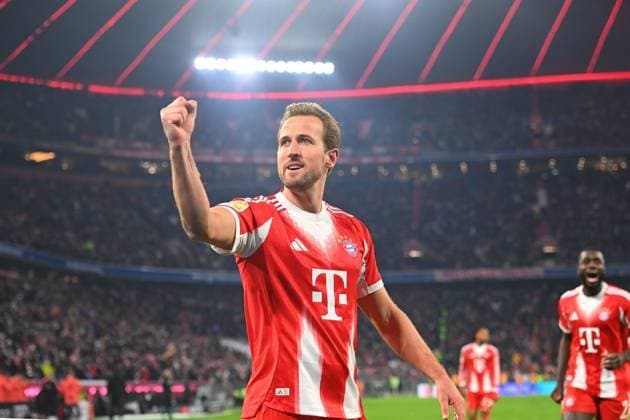 Goal celebration Harry KANE Bayern Muenchen after goal to 4 2 , Action,single picture,cropped single motif,half figure,half figure cheering,joy,enthusiasm, Football 1 Bundesliga season 2025 2026, 11 Matchday, Matchday11 FC Bayern Muenchen SC Freiburg 6 2 on 22 11 2025 , A L L I A N Z A R E N A