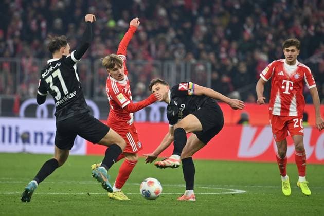 Lennart KARL Bayern Muenchen , action,duel against Max ROSENFELDER SC Freiburg and re Maximilian EGGESTEIN SC Freiburg hi re Tom BISCHOF Bayern Muenchen , Soccer 1 Bundesliga Season 2025 2026, 11 Matchday, Matchday11 FC Bayern Muenchen SC Freiburg 6 2 on 22 11 2025 , A L L I A N Z A R E N A