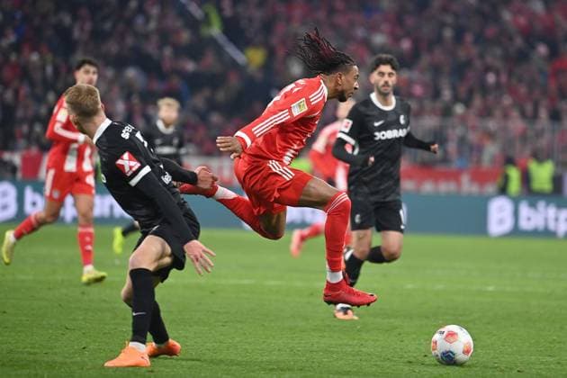 Michael OLISE Bayern Muenchen , Action,duel against Philipp LIENHART SC Freiburg Football 1 Bundesliga Season 2025 2026, 11 Matchday, Matchday11 FC Bayern Muenchen SC Freiburg 6 2 on 22 11 2025 , A L L I A N Z A R E N A