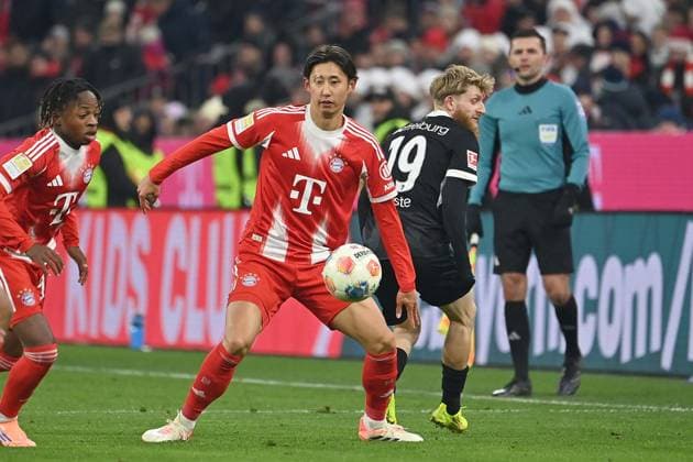 Hiroki ITO Bayern Muenchen , action,duel against Jan Niklas BESTE SC Freiburg , li Wisdom MIKE Bayern Muenchen Football 1 Bundesliga Season 2025 2026, 11 Matchday, Matchday11 FC Bayern Muenchen SC Freiburg 6 2 on 22 11 2025 , A L L I A N Z A R E N A