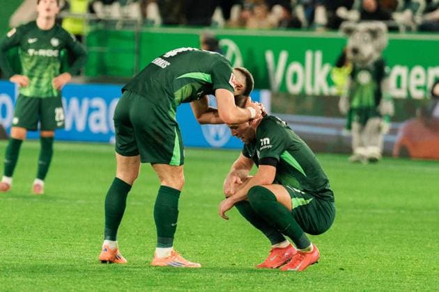 Germany, Soccer, 1 Bundesliga 2025 26, Matchday 11 VfL Wolfsburg vs Bayer Leverkusen Volkswagen Arena Wolfsburg Denis Vavro 3, VfL Wolfsburg and Konstantinos Koulierakis 4, VfL Wolfsburg Copyright: xJamesxZabelx
