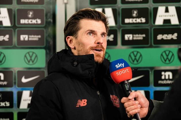 Germany, Soccer, 1 Bundesliga 2025 26, Matchday 11 VfL Wolfsburg vs Bayer Leverkusen Volkswagen Arena Wolfsburg Jonas Hofman 7, Bayer Leverkusen during the post-match interview Copyright: xJamesxZabelx