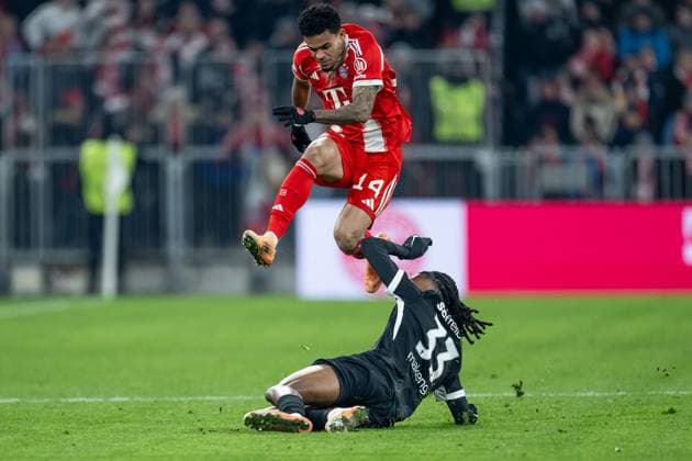 Luis Diaz FC Bayern Muenchen, 14 jumping over Jordy Makengo SC Freiburg, 33 in a tackle GER, FC Bayern Muenchen vs SC Freiburg, Soccer, Bundesliga, Matchday 11, Season 2025 2026, 22 11 2025 DFL DFB REGULATIONS PROHIBIT ANY USE OF PHOTOGRAPHS as IMAGE SEQUENCES and or QUASI VIDEO GER, FC Bayern Muenchen vs SC Freiburg, Football, Bundesliga, Matchday 11, Season 2025 2026, 22 11 2025 Muenchen Copyright: xEibner-Pressefoto HeikexFeinerx EP_HFR