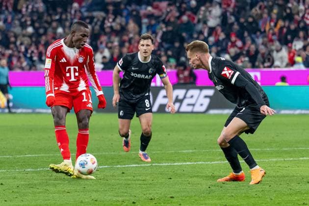 Nicolas Jackson FC Bayern Muenchen, 11 vs Philipp Lienhart SC Freiburg, 3 GER, FC Bayern Muenchen vs SC Freiburg, Football, Bundesliga, Matchday 11, Season 2025 2026, 22 11 2025 DFL DFB REGULATIONS PROHIBIT ANY USE OF PHOTOGRAPHS as IMAGE SEQUENCES and or QUASI VIDEO GER, FC Bayern Muenchen vs SC Freiburg, Football, Bundesliga, Matchday 11, Season 2025 2026, 22 11 2025 Muenchen Copyright: xEibner-Pressefoto HeikexFeinerx EP_HFR