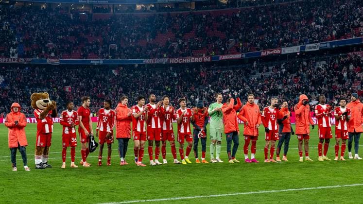 The Munich fans celebrate the victory in front of the Fankurve GER, FC Bayern Muenchen vs SC Freiburg, Football, Bundesliga, Matchday 11, Season 2025 2026, 22 11 2025 DFL DFB REGULATIONS PROHIBIT ANY USE OF PHOTOGRAPHS as IMAGE SEQUENCES and or QUASI VIDEO GER, FC Bayern Muenchen vs SC Freiburg, Football, Bundesliga, Matchday 11, Season 2025 2026, 22 11 2025 Muenchen Copyright: xEibner-Pressefoto HeikexFeinerx EP_HFR