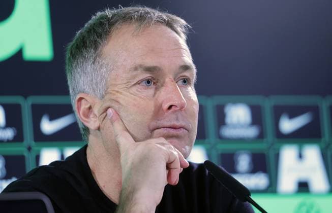 Coach Kasper Hjulmand Bayer 04 Leverkusen Football, Men, Season 2025 2026, 1 Liga, Bundesliga, Volkswagenarena, VfL Wolfsburg vs Bayer Leverkusen, 1 3 DFL REGULATIONS PROHIBIT ANY USE OF PHOTOGRAPHS AS IMAGE SEQUENCES AND OR QUASI VIDEO