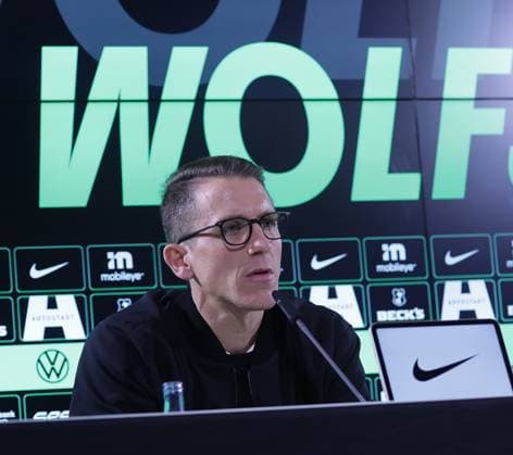 Coach Daniel Bauer VfL Wolfsburg Football, Men, Season 2025 2026, 1 Liga, Bundesliga, Volkswagenarena, VfL Wolfsburg vs Bayer Leverkusen, 1 3 DFL REGULATIONS PROHIBIT ANY USE OF PHOTOGRAPHS AS IMAGE SEQUENCES AND OR QUASI VIDEO
