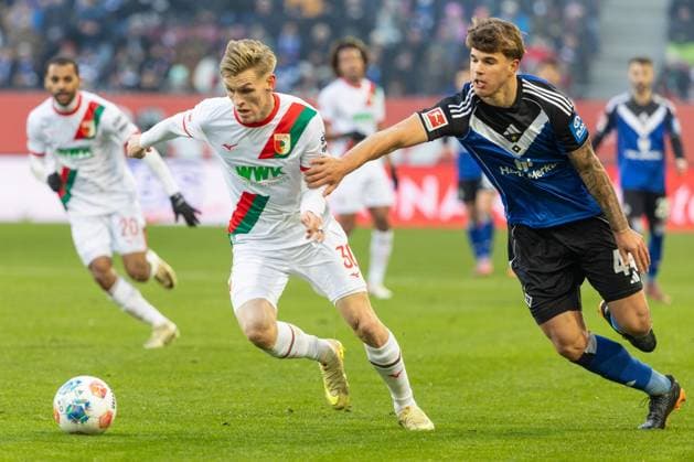 Anton Kade FC Augsburg and Luka Vuskovic Hamburger SV v l in duel, FC Augsburg vs Hamburger SV, Soccer, 1 Bundesliga, Matchday 11, 22 11 2025 DFB regulations prohibit any use of photographs as image sequences and or quasi video Copyright: xkolbert-press PeterxFastlx