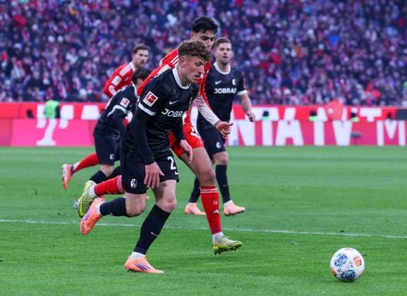 Philipp Treu 29 SC Freiburg in front of Alexandar Pavlovic 45 FC Bayern Muenchen on the ball, FC Bayern Muenchen vs SC Freiburg, Football, Bundesliga, DFL, Season 2025 2026, Hinrunde, 22 11 2025 DFB regulations prohibit any use of photographs as image sequences and or quasi video Muenchen Bayern Germany Copyright: xkolbert-press MartinxAgüerax
