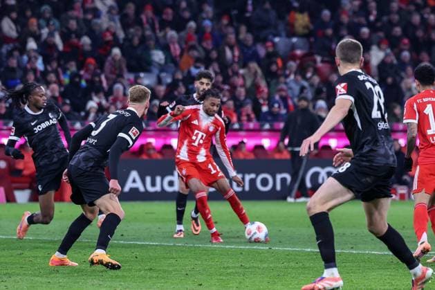 Michael Olise 17 FC Bayern Muenchen with the shot that leads to 6 2, FC Bayern Muenchen vs SC Freiburg, Football, Bundesliga, DFL, Season 2025 2026, Hinrunde, 22 11 2025 DFB regulations prohibit any use of photographs as image sequences and or quasi video Muenchen Bayern Germany Copyright: xkolbert-press MartinxAgüerax
