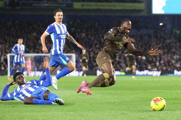 Brighton gegen Brentford 21. November 2025, Brighton Premier League Fußball Brighton Hove Albion gegen Brentford Carlos Baleba von Brighton Hove Albion foult Dango Ouattara von Brentford und vergibt einen Elfmeter Foto Charlotte Wilson Abseits Brighton UK  Copyright: xCharlottexWilsonx xOffsidexOffside