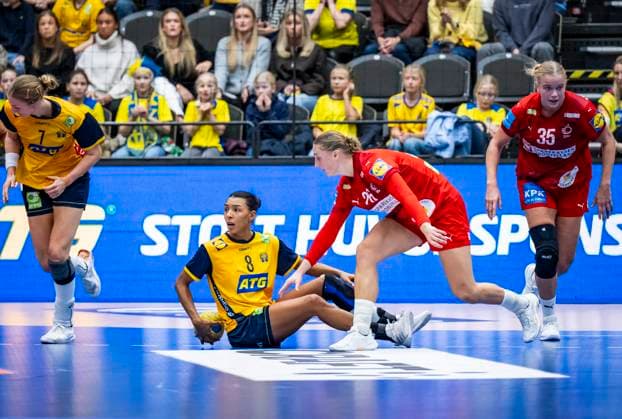 HALMSTAD 2025 11 22 Sweden s Jamina Roberts sitting in front of Denmark s Stine Eiberg during Saturday s international handball match between Sweden and Denmark in Halmstad Arena HALMSTAD SWEDEN x50090x  Copyright: xJohanxNilssonx xTTx HANDBALL SWEDEN-DENMARK