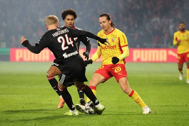 FOOTBALL : RC Lens vs RC Strasbourg - Ligue 1 J13 - 22 11 2025 Florian THAUVIN (RC Lens) et Lucas HOGSBERG (RC Strasbourg) lors du match RC Lens vs RC Strasbourg, Ligue 1 J13, stade Bollaert-Delelis, le 22 novembre 2025 - photo Laurent Sanson PsnewZ  Copyright: xLaurentxSANSONx xPsnewZx