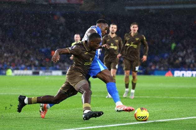 Michael Kayode of Brentford and Danny Welbeck of Brighton & Hove Albion battle for the ball Brighton and Hove Albion v Brentford, Premier League, Football, American Express Community Stadium, Brighton, UK - 22 Nov 2025Brighton American Express Community Stadi United Kingdom EDITORIAL USE ONLY No use with unauthorised audio, video, data, fixture lists, club league logos or live services. Online in-match use limited to 120 images, no video emulation. No use in betting, games or single club league player publications. Copyright: xSimonxDael Shutterstockx 15860646p