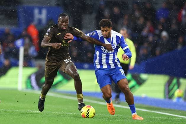 Michael Kayode of Brentford and Georginio Rutter of Brighton & Hove Albion battle for the ball Brighton and Hove Albion v Brentford, Premier League, Football, American Express Community Stadium, Brighton, UK - 22 Nov 2025Brighton American Express Community Stadi United Kingdom EDITORIAL USE ONLY No use with unauthorised audio, video, data, fixture lists, club league logos or live services. Online in-match use limited to 120 images, no video emulation. No use in betting, games or single club league player publications. Copyright: xSimonxDael Shutterstockx 15860646s