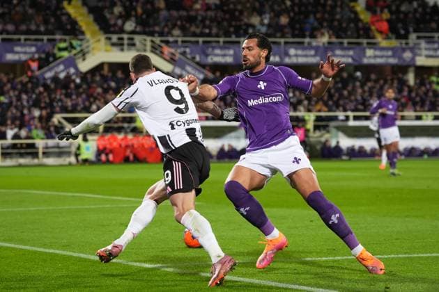 Juventus Dusan Vlahovic fights for the ball with FiorentinaÕs Pablo Mari during the Serie A soccer match between Fiorentina and Juventus at the Artemio Franchi Stadium in Florence, north Italy - Sunday, November 22, 2025 -  Copyright: xMassimoxPaolone LaPressex
