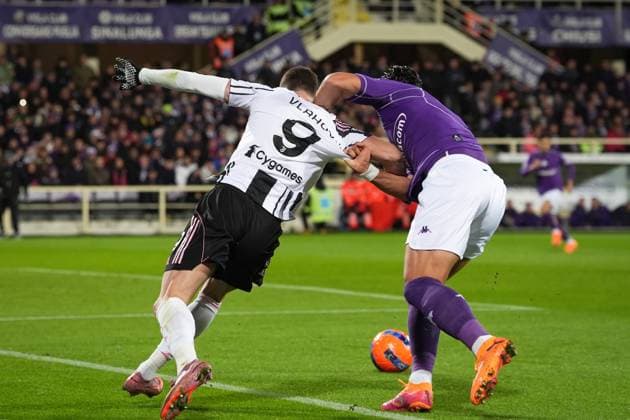 Juventus Dusan Vlahovic fights for the ball with FiorentinaÕs Pablo Mari during the Serie A soccer match between Fiorentina and Juventus at the Artemio Franchi Stadium in Florence, north Italy - Sunday, November 22, 2025 -  Copyright: xMassimoxPaolone LaPressex