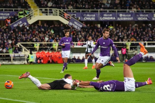 Juventus Dusan Vlahovic fights for the ball with FiorentinaÕs Pablo Mari during the Serie A soccer match between Fiorentina and Juventus at the Artemio Franchi Stadium in Florence, north Italy - Sunday, November 22, 2025 -  Copyright: xMassimoxPaolone LaPressex
