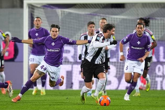 Juventus Manuel Locatelli fights for the ball with FiorentinaÕs Nicolo Fagioli during the Serie A soccer match between Fiorentina and Juventus at the Artemio Franchi Stadium in Florence, north Italy - Sunday, November 22, 2025 -  Copyright: xMassimoxPaolone LaPressex