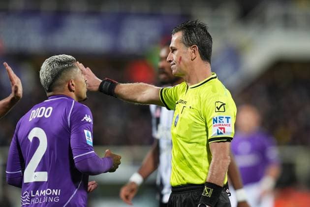 The referee Daniele Doveri shouts instructions to FiorentinaÕs Dodo during the Serie A soccer match between Fiorentina and Juventus at the Artemio Franchi Stadium in Florence, north Italy - Sunday, November 22, 2025 -  Copyright: xMassimoxPaolone LaPressex