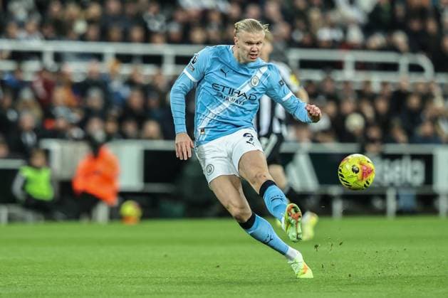 Premier League Newcastle United v Manchester City Erling Haaland of Manchester City shoots wide of goal during the Premier League match Newcastle United vs Manchester City at St. James s Park, Newcastle, United Kingdom, 21st November 2025 (Photo by Alfie Cosgrove News Images) Newcastle St. James s Park Tyne and Wear United Kingdom Copyright: xAlfiexCosgrove NewsxImagesx