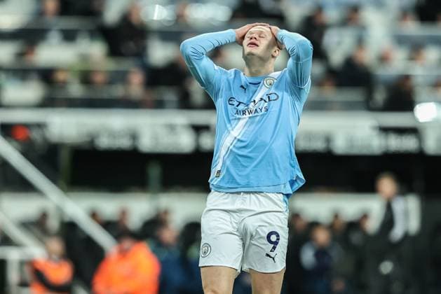 Premier League Newcastle United v Manchester City Erling Haaland of Manchester City reacts to a missed shot on goal during the Premier League match Newcastle United vs Manchester City at St. James s Park, Newcastle, United Kingdom, 21st November 2025 (Photo by Alfie Cosgrove News Images) Newcastle St. James s Park Tyne and Wear United Kingdom Copyright: xAlfiexCosgrove NewsxImagesx