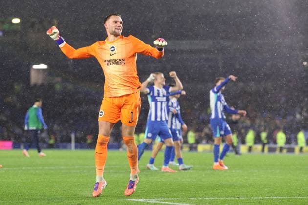 Brighton gegen Brentford 21. November 2025, Brighton Premier League Fußball Brighton Hove Albion gegen Brentford Brighton Hove Albion Torhüter Bart Verbruggen feiert den Sieg mit den Fans, nachdem er einen Elfmeter zum 2  Copyright: xCharlottexWilsonx xOffsidexOffside