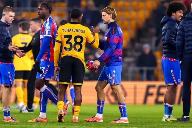 Wolverhampton Wanderers v Crystal Palace, Premier League Jackson Tchatchoua of Wolverhampton Wanderers shakes hands with Borna Sosa of Crystal Palace during the Wolverhampton Wanderers v Crystal Palace Premier League match at Molineux Stadium, Wolverhampton, England on 22 November 2025 Credit: Ryan Crockett Every Second Media Editorial use only. All images are copyright Every Second Media Limited. No images may be reproduced without prior permission. All rights reserved. Premier League and Football League images are subject to licensing agreements with Football DataCo Limited. see https: www.football-dataco.com Copyright: xIMAGO EveryxSecondxMediax ESM-1671-0074 RyanxCrockettx xEveryxSecondxMediax