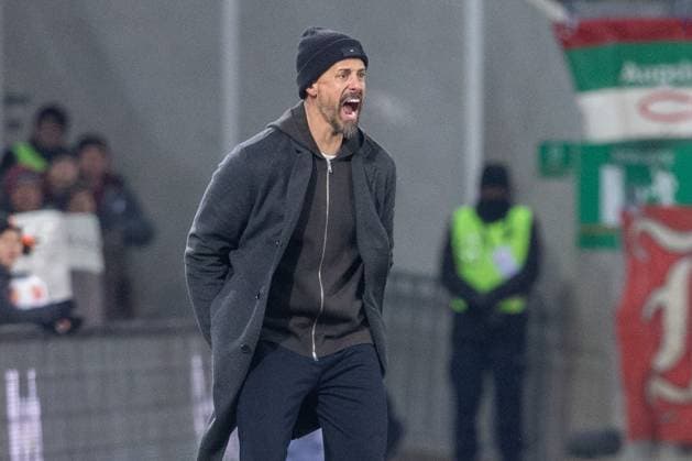 Head coach Sandro Wagner FC Augsburg screams, FC Augsburg vs Hamburger SV, Football, 1 Bundesliga, 11 Matchday, 22 11 2025 DFB regulations prohibit any use of photographs as image sequences and or quasi video Copyright: xkolbert-press PeterxFastlx