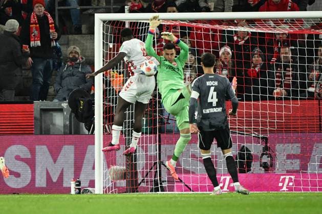 22 11 2025, xjhx, Fussball 1 Bundesliga, 1 FC Koeln Eintracht Frankfurt v l Ragnar Ache 1 FC Köln, Koeln Michael Zetterer Eintracht Frankfurt Zweikampf, Aktion, action, battle for the ball DFL DFB REGULATIONS PROHIBIT ANY USE OF PHOTOGRAPHS as IMAGE SEQUENCES and or QUASI VIDEO Koeln
