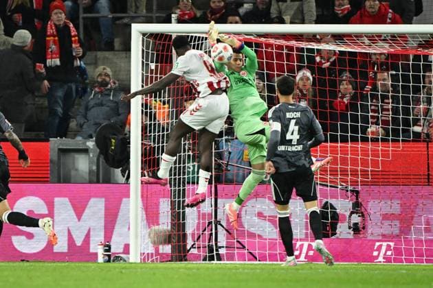 22 11 2025, xjhx, Fussball 1 Bundesliga, 1 FC Koeln Eintracht Frankfurt v l Ragnar Ache 1 FC Köln, Koeln Michael Zetterer Eintracht Frankfurt Zweikampf, Aktion, action, battle for the ball DFL DFB REGULATIONS PROHIBIT ANY USE OF PHOTOGRAPHS as IMAGE SEQUENCES and or QUASI VIDEO Koeln