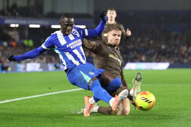 Brighton gegen Brentford 21 November 2025, Brighton Premier League Fußball Brighton Hove Albion gegen Brentford Yankuba Minteh von Brighton Hove Albion und Kristoffer Ajer von Brentford Foto Charlotte Wilson Abseits Brighton UK  Copyright: xCharlottexWilsonx xOffsidexOffside