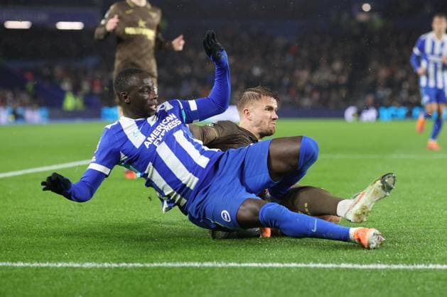 Brighton gegen Brentford 21 November 2025, Brighton Premier League Fußball Brighton Hove Albion gegen Brentford Yankuba Minteh von Brighton Hove Albion und Kristoffer Ajer von Brentford Foto Charlotte Wilson Abseits Brighton UK  Copyright: xCharlottexWilsonx xOffsidexOffside