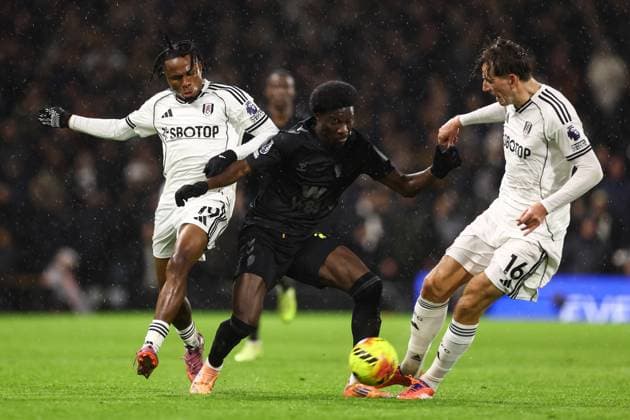 Fulham gegen Sunderland 22 November 2025, London Premier League Fußball Fulham gegen Sunderland L R Samuel Chukwueze von Fulham, Eliezer Mayenda von Sunderland und Sander Berge von Fulham Foto Jacques Feeney Abseits London UK  Copyright: xJacquesxFeeneyx xOffsidexOffside