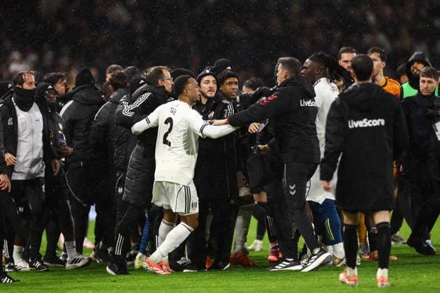 Fulham gegen Sunderland 22. November 2025, London Premier League Fußball Fulham gegen Sunderland Nach dem Ende der regulären Spielzeit bricht eine Schlägerei aus Foto Jacques Feeney Offside London UK  Copyright: xJacquesxFeeneyx xOffsidexOffside