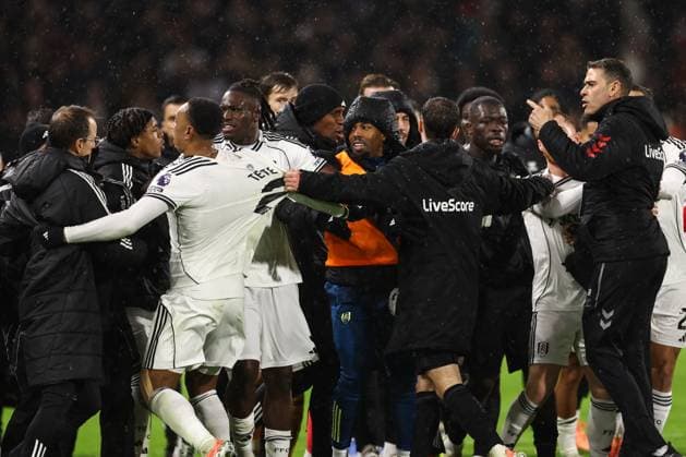 Fulham gegen Sunderland 22. November 2025, London Premier League Fußball Fulham gegen Sunderland Nach der Halbzeitpause bricht eine Schlägerei aus, in deren Mittelpunkt Calvin Bassey von Fulham steht Foto Jacques Feeney Offside London UK  Copyright: xJacquesxFeeneyx xOffsidexOffside