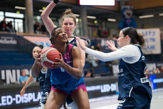 Chanel Ndi Angels, 8 , Romy Bär Lions, 46 , Katelyn Shumate Lions, 14 , Syntainics MBC vs Eigner Angels Nördlingen, Basketball, Women, Bundesliga, Season 2025 26, 8 Matchday, 22 11 2025 Weißenfels Stadthalle Sachsen Anhalt Germany