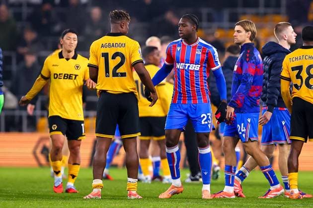 Wolverhampton Wanderers v Crystal Palace, Premier League Emmanuel Agbadou of Wolverhampton Wanderers shakes hands with Jaydee Canvot of Crystal Palace after the Wolverhampton Wanderers v Crystal Palace Premier League match at Molineux Stadium, Wolverhampton, England on 22 November 2025 Credit: Ryan Crockett Every Second Media Editorial use only. All images are copyright Every Second Media Limited. No images may be reproduced without prior permission. All rights reserved. Premier League and Football League images are subject to licensing agreements with Football DataCo Limited. see https: www.football-dataco.com Copyright: xIMAGO EveryxSecondxMediax ESM-1671-0076 RyanxCrockettx xEveryxSecondxMediax