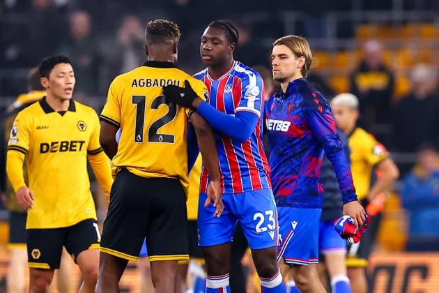 Wolverhampton Wanderers v Crystal Palace, Premier League Emmanuel Agbadou of Wolverhampton Wanderers shakes hands with Jaydee Canvot of Crystal Palace after the Wolverhampton Wanderers v Crystal Palace Premier League match at Molineux Stadium, Wolverhampton, England on 22 November 2025 Credit: Ryan Crockett Every Second Media Editorial use only. All images are copyright Every Second Media Limited. No images may be reproduced without prior permission. All rights reserved. Premier League and Football League images are subject to licensing agreements with Football DataCo Limited. see https: www.football-dataco.com Copyright: xIMAGO EveryxSecondxMediax ESM-1671-0077 RyanxCrockettx xEveryxSecondxMediax