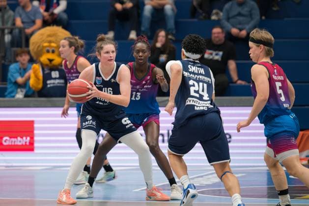 Romy Bär Lions, 46 , Mariam Hasle Lagemann Angels, 13 , Liz Smith Lions, 24 , Pauline Mayer Angels, 5 , Syntainics MBC vs Eigner Angels Nördlingen, Basketball, Women, Bundesliga, Season 2025 26, 8 Matchday, 22 11 2025 Weißenfels Stadthalle Sachsen Anhalt Germany