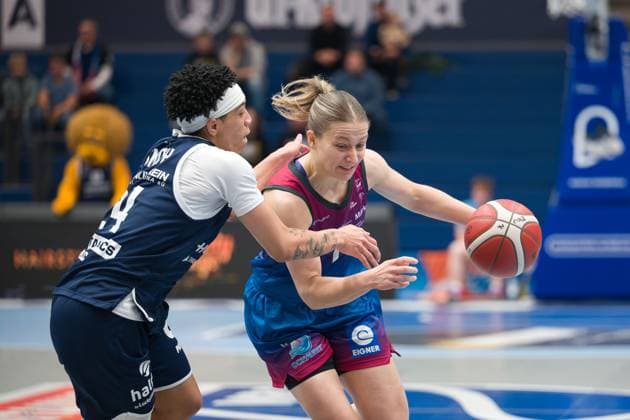 Liz Smith Lions, 24 , Laura Schinkel Angels, 7 , Syntainics MBC vs Eigner Angels Nördlingen, Basketball, Women, Bundesliga, Season 2025 26, 8 Matchday, 22 11 2025 Weißenfels Stadthalle Sachsen Anhalt Germany