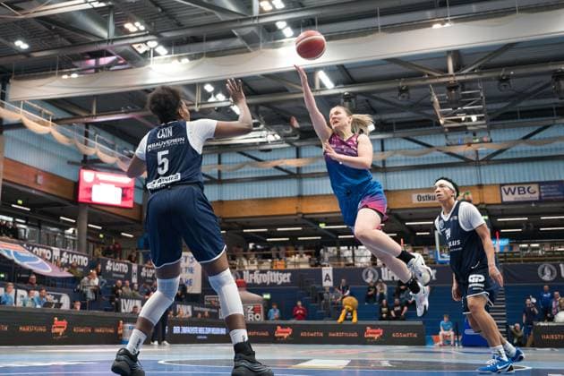 Khalis Cain Lions, 5 , Laura Schinkel Angels, 7 , Liz Smith Lions, 24 , Syntainics MBC vs Eigner Angels Nördlingen, Basketball, Women, Bundesliga, Season 2025 26, 8 Matchday, 22 11 2025 Weißenfels Stadthalle Sachsen Anhalt Germany