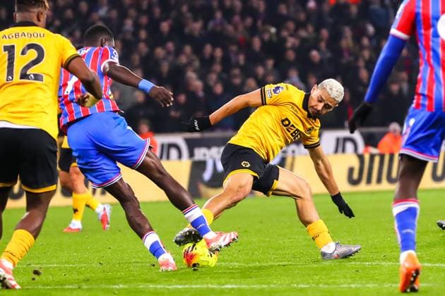 Wolverhampton Wanderers v Crystal Palace, Premier League Ismaila Sarr of Crystal Palace and Andre of Wolverhampton Wanderers go for the ball during the Wolverhampton Wanderers v Crystal Palace Premier League match at Molineux Stadium, Wolverhampton, England on 22 November 2025 Credit: Ryan Crockett Every Second Media Editorial use only. All images are copyright Every Second Media Limited. No images may be reproduced without prior permission. All rights reserved. Premier League and Football League images are subject to licensing agreements with Football DataCo Limited. see https: www.football-dataco.com Copyright: xIMAGO EveryxSecondxMediax ESM-1671-0090 RyanxCrockettx xEveryxSecondxMediax
