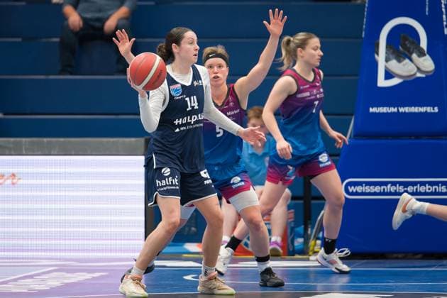 Katelyn Shumate Lions, 14 , Pauline Mayer Angels, 5 , Syntainics MBC vs Eigner Angels Nördlingen, Basketball, Women, Bundesliga, Season 2025 26, 8 Matchday, 22 11 2025 Weißenfels Stadthalle Sachsen Anhalt Germany